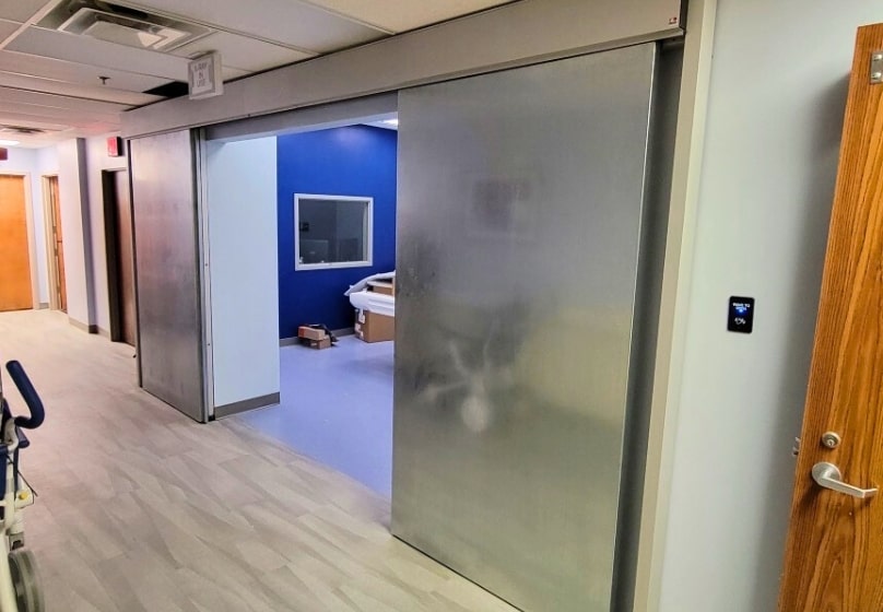 sliding door for a cleanroom