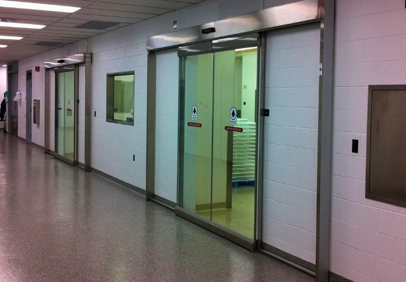 sliding door for a cleanroom